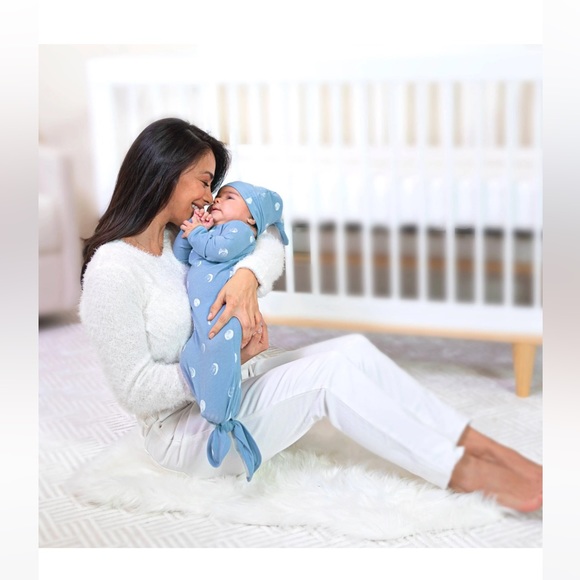 Aden + Anais knotted onesie with matching cap, unisex, size 0-3 months - Picture 5 of 11